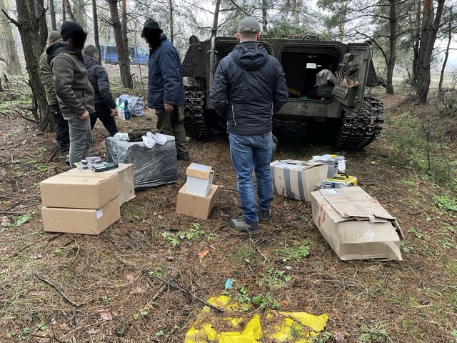 Apumateriaalia lastataan MT-LB vaunuun